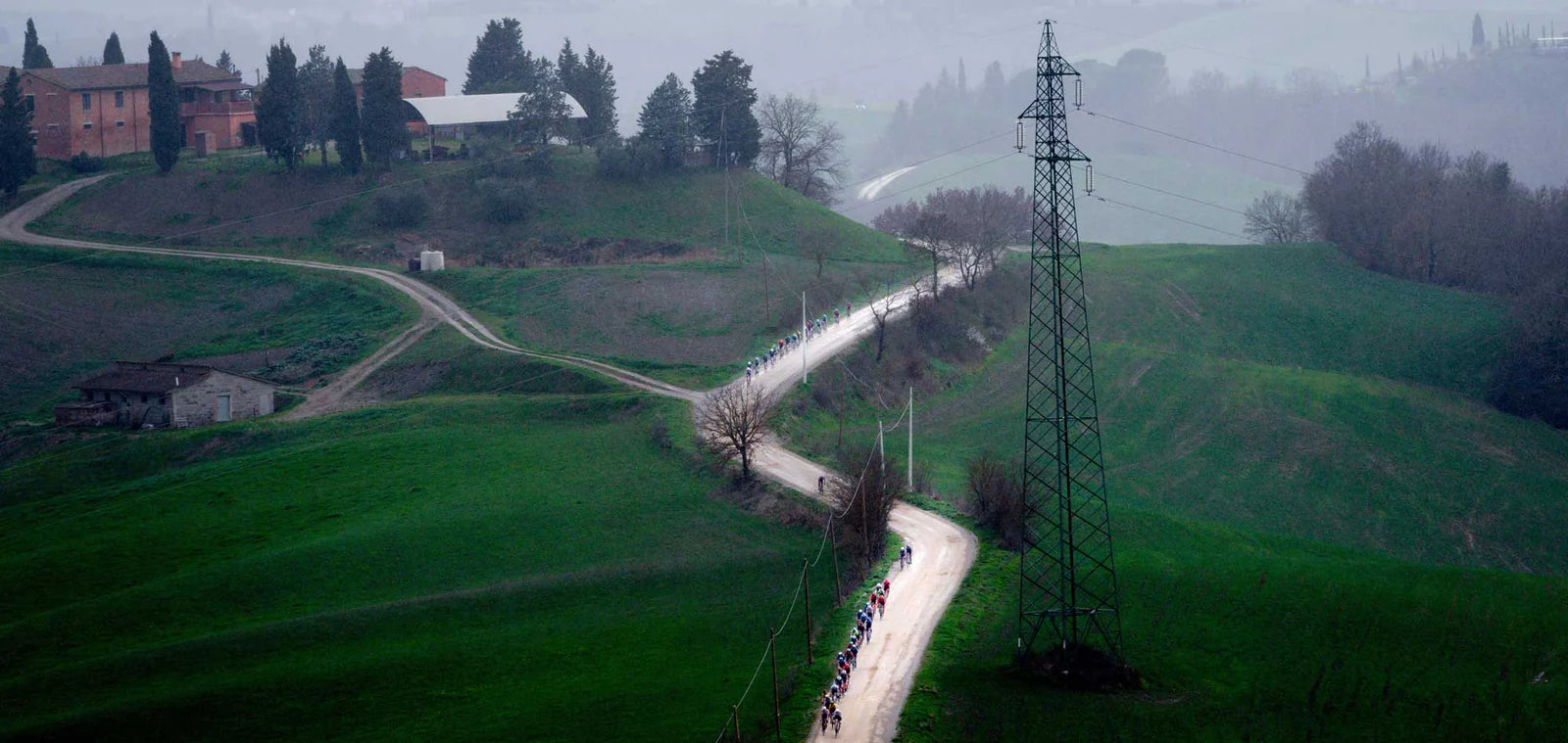 Lluvia, caídas y un Pogačar estelar: galería de la Strade Bianche 2024