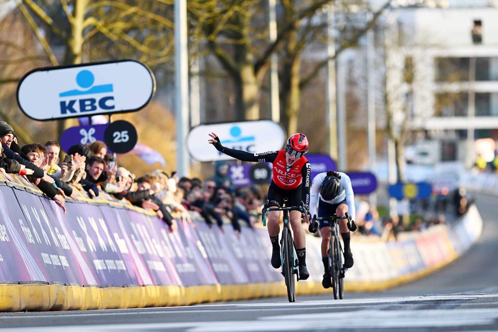 Lotte Claes wins Omloop Het Nieuwsblad