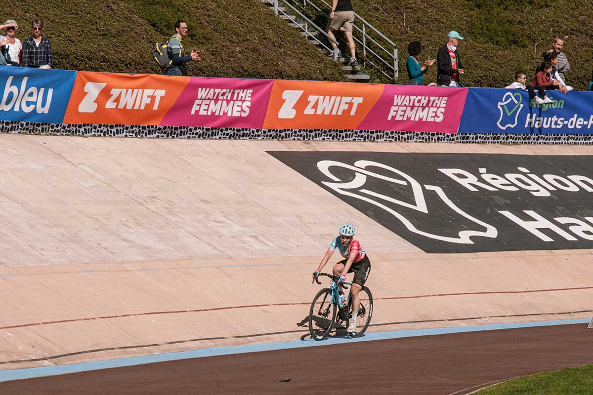 “Crashing left, right and centre, it was madness” Tales of the Paris-Roubaix Femmes debutants