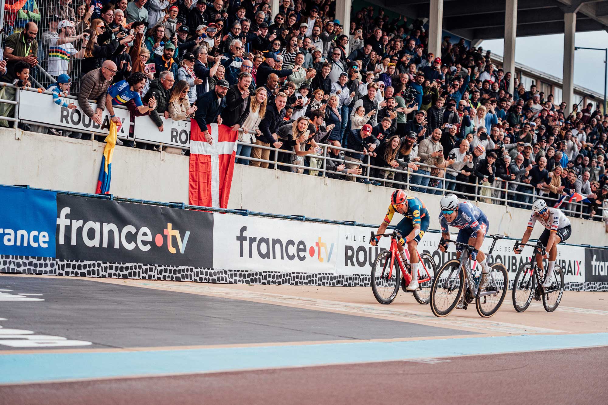 ‘The other guys gave up before Mads did’ - No Monument for Pedersen at Paris-Roubaix, but fighting spirit in abundance