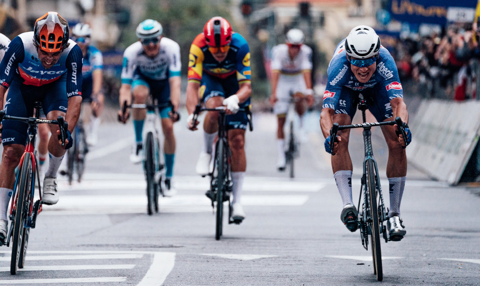 Pop, fizz and bang: a pulsating finale of Milan-Sanremo