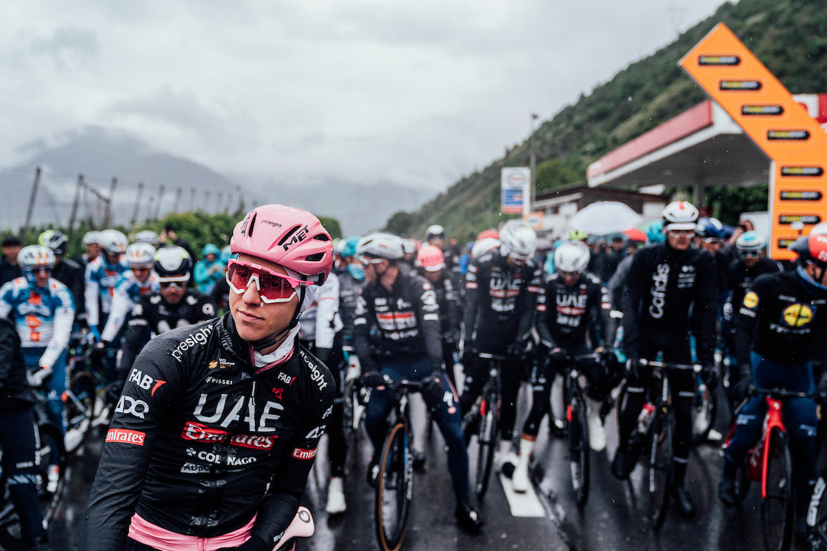 Maltempo, occasioni sprecate e un errore della Movistar: come la sedicesima tappa del Giro d'Italia è stata settata per la vittoria di Pogačar