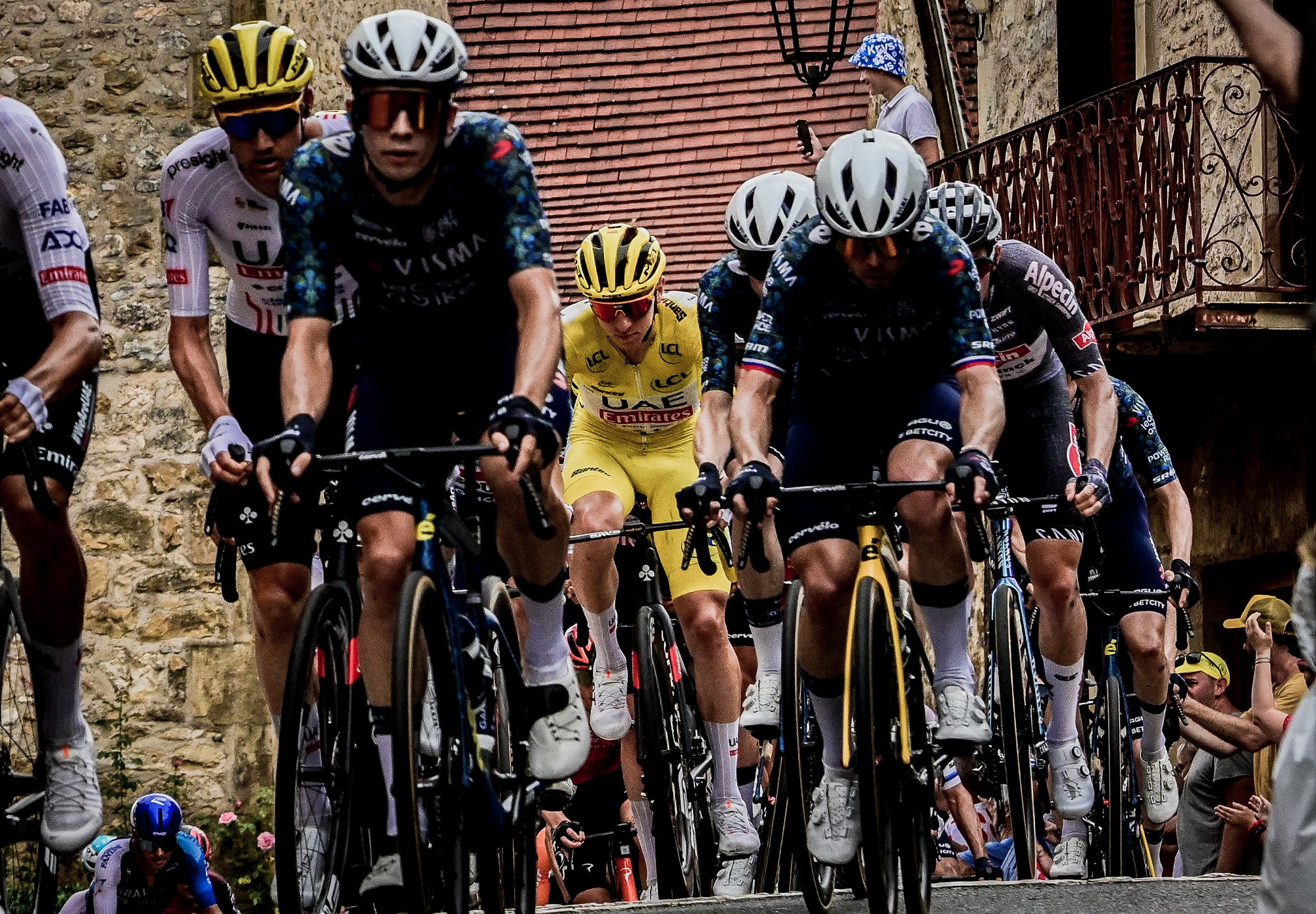 Dal Covid alle cadute: la dodicesima tappa del Tour de France ha scosso il gruppo